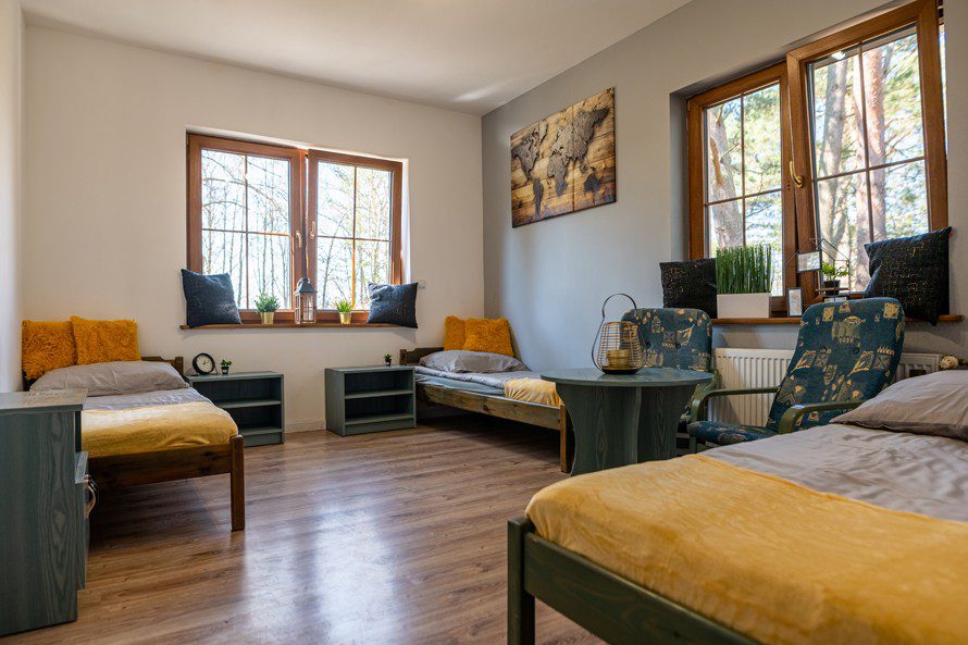 asny pokój gościnny z dużymi oknami wychodzącymi na las – Hostel Zone Słupsk